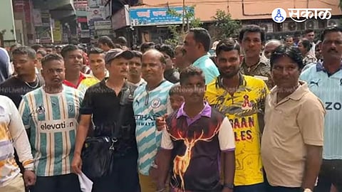 Passengers demanded that the railway authorities provide an alternative travel arrangement instead of asking them to cancel their tickets and arrange travel on their own.