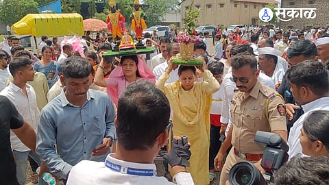 The minister interacted with devotees during the Ashadhi Wari and reviewed facilities provided for Warkaris along the pilgrimage route.