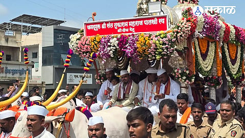 Sant Tukaram Maharaj Palkhi received a grand welcome at Uruli Kanchan as thousands of Warkaris continued their spiritual journey towards Pandharpur.