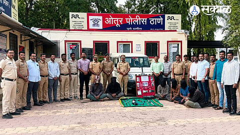 Otur Police arrested six members of an interstate robbery gang and recovered weapons, live cartridges and a stolen Bolero vehicle.