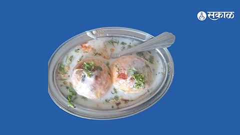 Jeera Butter Dahi Vada is a quick fusion snack that combines crispy butter biscuits with creamy curd and Indian spices.