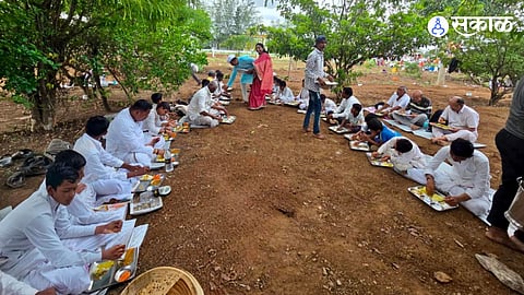 The initiative, held in memory of his late mother, reflects the true spirit of devotion, community service and Maharashtra's Warkari tradition.