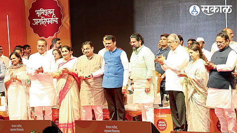 nitin gadkari, cm devendra fadnavis, sunetra pawar
