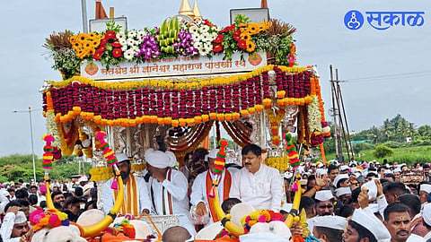 Thousands of Warkaris Move Closer to Pandharpur as Palkhi Exits Satara District