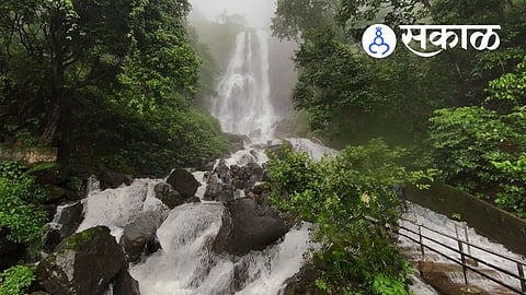 Why did tourists clash at Sawantwadi Waterfall?