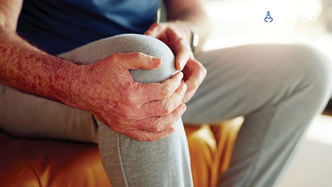 The article highlights traditional Ayurvedic remedies while advising readers to consult qualified medical experts before starting any treatment.