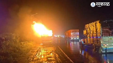 Tempo carrying electric car batteries catches fire on Pune Nashik Highway near Narayangaon causing loss of ₹5 lakh