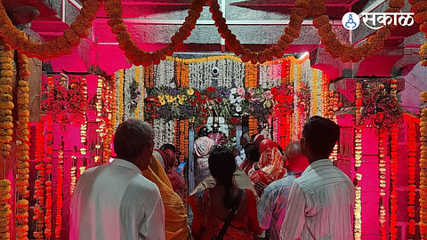 Ashadhi Wari return journey devotees visit historic Shri Vitthal Temple at Madha after Pandharpur darshan Maharashtra