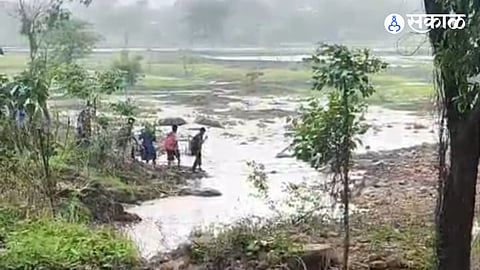Medhe Wadghar bridge collapse forces villagers to cross stream risking lives in Vasai East