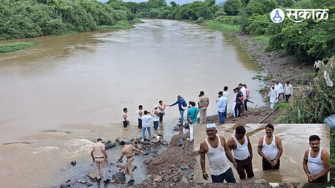 Meena River Jalsamadhi protest demanding compensation for flood affected farmers in Narayangaon Pune