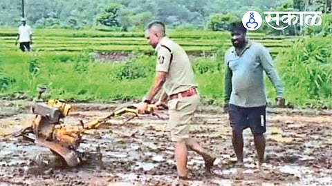 Ratnagiri SP Nitin Bagate interacting with farmers in a field