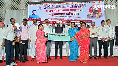 Citizens received certificates, financial assistance, agricultural subsidies and information about various Maharashtra government welfare schemes.