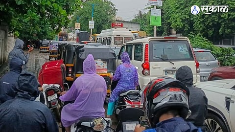 Mohammedwadi Undri Road Congestion Worsens Narrow Road Potholes and Rising Traffic Leave Commuters Frustrated