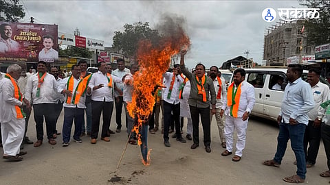 BJP workers staged a road blockade and burnt an effigy of Shiv Sena MP Sanjay Raut in Sangola, protesting his remarks against Minister Jaykumar Gore.