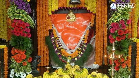 Thousands of devotees visited the Girijatmaj Ganpati Temple at Lenyadri on Sankashti Chaturthi, with the shrine adorned by floral decorations and special religious rituals.