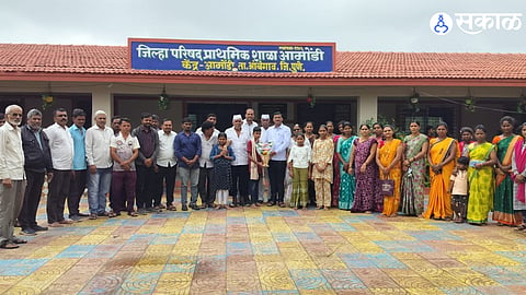 Parents, teachers and dignitaries during the Parents' Meet, pledging support for the 'Ghar Tethe Abhyasika' (Home Study Corner) initiative at Zilla Parishad Primary School, Amondi.