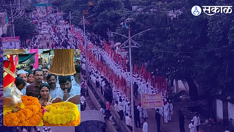 Sant Gajanan Maharaj’s Palkhi received a grand welcome in Bhoom with flower showers and fireworks as thousands of devotees gathered during its return journey from Pandharpur to Shegaon.