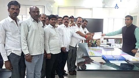 Shiv Sena leaders and farmers submitted a memorandum to the District Collector, demanding immediate resolution of technical and revenue-related issues in the farm loan waiver KYC process.