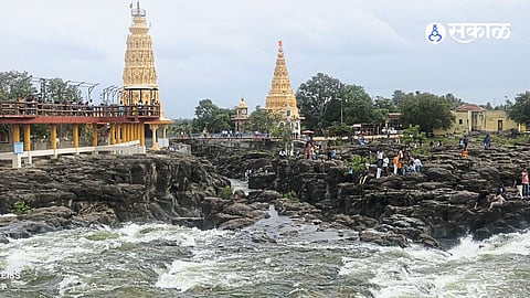 Nighoj Ranjankhalge In Pune Ahmednagar Border Becomes Top Monsoon Tourist Destination With Scenic Waterfalls