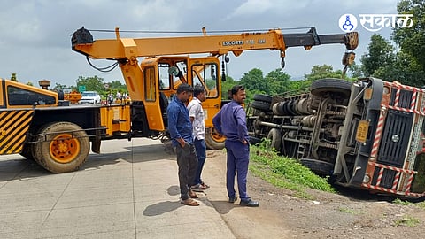 An Amazon goods container overturned into a roadside ditch on the Pune–Nashik Highway near Narayangaon after the driver reportedly dozed off. The driver sustained minor injuries, while the vehicle and goods suffered major damage.