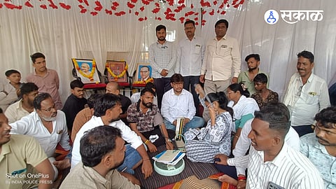 Social activist Sachin Chavan has launched an indefinite hunger strike outside the Adul Gram Panchayat office in Paithan taluka, demanding an impartial inquiry into alleged financial irregularities and action against those found responsible.