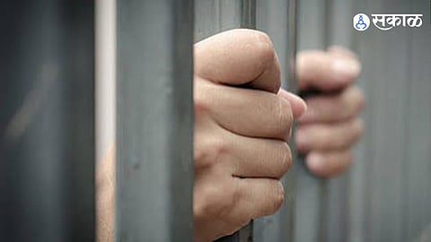 Pune Traffic Police Detain Two Absconding Accused in Rs 93 Lakh Fraud Investigation at Appa Balwant Chowk