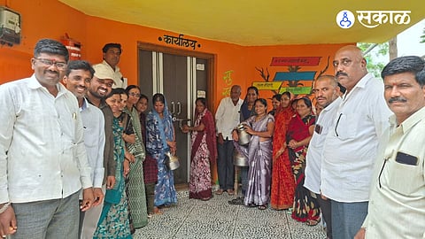 Four days without water! Women in Dasane village staged a pot protest and locked the Gram Panchayat office over the ongoing water supply crisis.