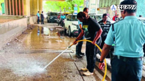 Despite a civic notice, mud from a construction site once again spread across Rajabahadur Mill Road in Pune, forcing the fire brigade to clean the stretch after vehicles skidded.