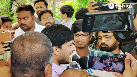 CJP leader Manish Brahmbhatt staged a sit-in outside Abhijit Deepke's residence in Chhatrapati Sambhajinagar, alleging that key members of the Jantar Mantar movement were excluded from the party's strategic meeting.