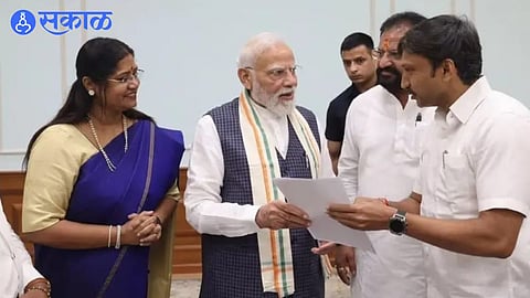 pm narendra modi and omraje nimbalkar