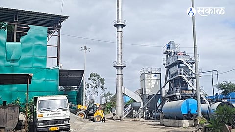 Pune’s pothole repair work slows as asphalt supply remains insufficient from the hotmix plant.