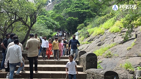 Thousands of tourists and Shiv devotees thronged Shivneri Fort in Junnar on Sunday, boosting local tourism, hotel businesses and employment opportunities across the region.
