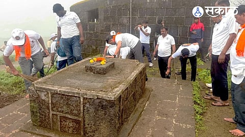 MP Nilesh Lanke Leads Hundreds of Supporters in Voluntary Labour at Rajgad Fort