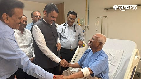Devendra Fadnavis meets Anna Hazare bombay hospital mumbai