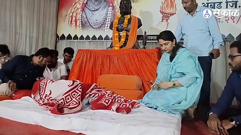 Manoj Jarange Maratha Reservation Protest Collector Ashima Mittal Visits Hunger Strike Site Amid Government Silence on Talks