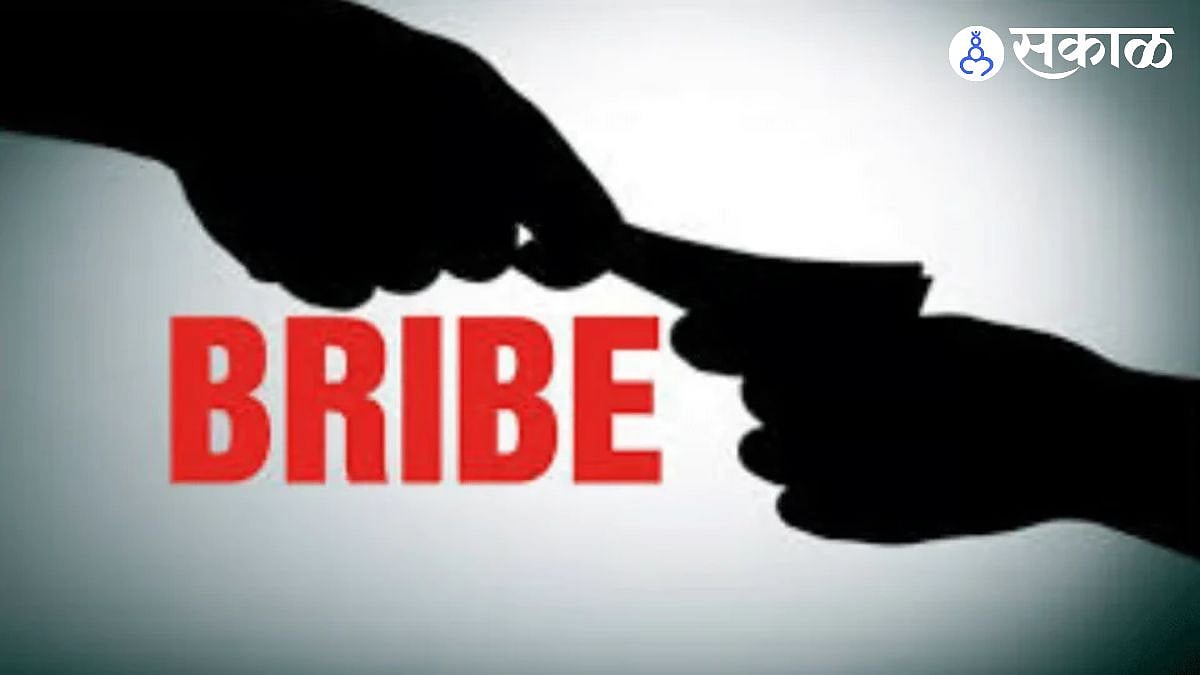 Bribe Case : कारवाई न करण्यासाठी दोन लाखांची लाच घेताना पोलीस कर्मचारी जाळ्यात