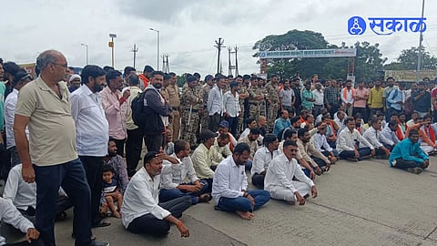 Manoj Jarange Hunger Strike Supporters Hold Road Blockade In Ardhapur Causing Long Vehicle Queues On Nanded Nagpur Highway