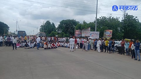 Mantha Road Blockade For Maratha Reservation Gets Strong Support As Manoj Jarange Supporters Protest And Traffic Slows
