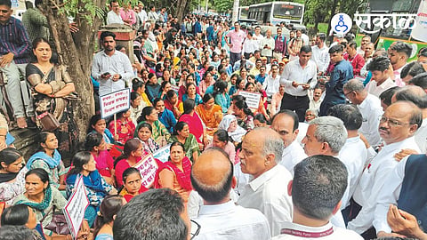 teachers march in pune