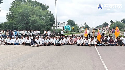 rasta roko in tapargaon for maratha reservation