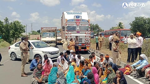 Manoj Jarange Hunger Strike Gets Support In Vadigodri Road Blockade Disrupts Traffic On Solapur Dhule National Highway
