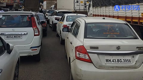 Pune Satara Highway Traffic Hit As Truck Overturns Near Khambatki Ghat Two Kilometer Vehicle Queue Builds Up