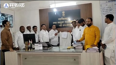Congress Leaders Submit Memorandum to Tehsildars Chair