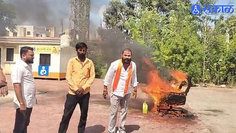 Maratha Protest in Umarga Turns Violent as Protesters Burn Tehsildar Office Chair Four Protesters Taken Into Custody