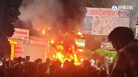 Satara Ganesh Arrival Procession Witnesses Fire Scare as Dinosaur Model Suddenly Catches Fire Near Rajwada Bus Stop