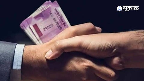 Bribery Crackdown in Maharashtra Two Talathis Trapped With 12000 Rupees Bribe and Bhu Karmapak Caught Taking 200 Rupees