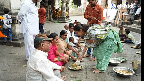 Praniti Shinde serves devotees at Machnur Siddheshwar Temple