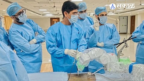 Robotic spine surgery does not replace the surgeon; it combines 3D planning, navigation and robotic guidance to improve precision during complex spinal procedures.