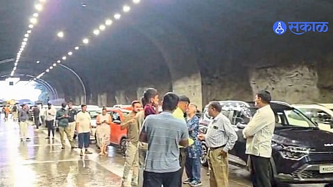 Pune Mumbai Expressway Bus Accident Near Kamshet Tunnel Brings Mumbai Bound Traffic To A Standstill For Some Time