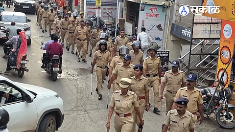 Police conducted a route march in Uruli Kanchan ahead of Ganeshotsav to strengthen law and order and reassure citizens of their safety.